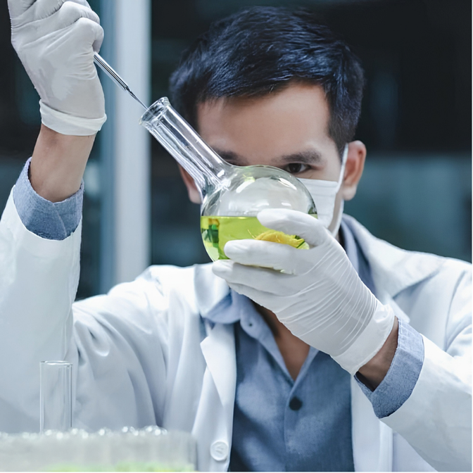 Científico examinando un extracto vegetal en un matraz